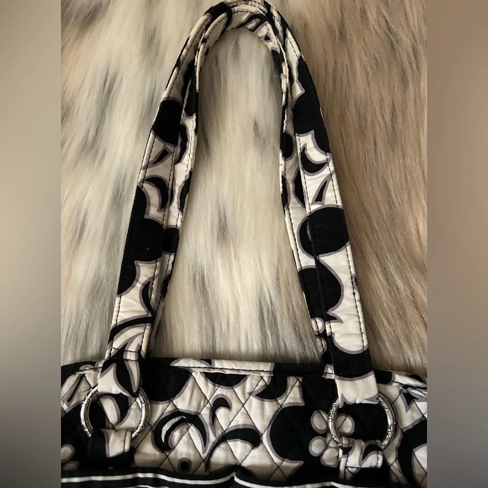 🎁 GIFTED TO MOM 🎁 Black and White Quilted Tote Bag 🖤 - Picture 4 of 9